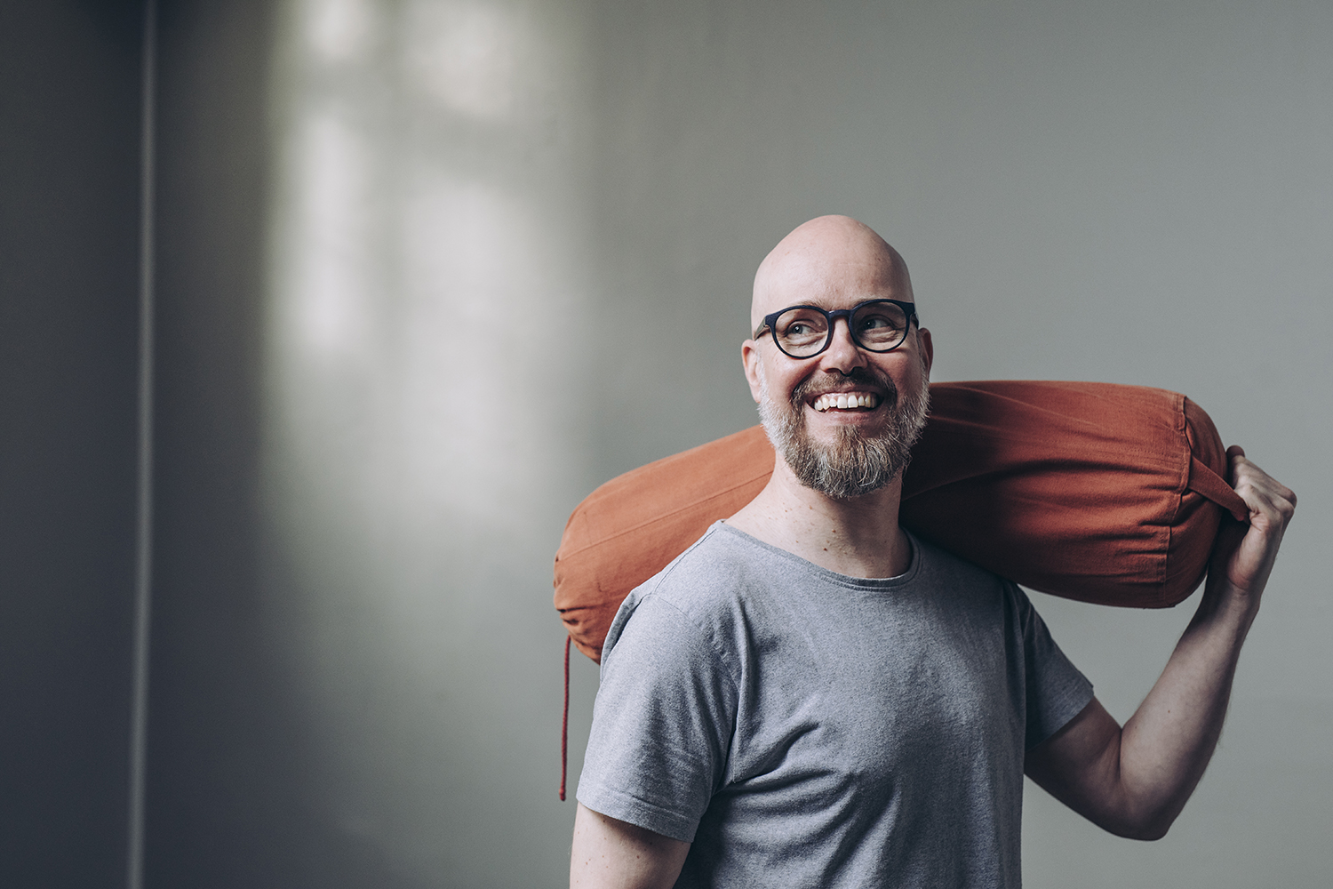 Kuvassa mies seisoo jumppakassi olkapäällään.